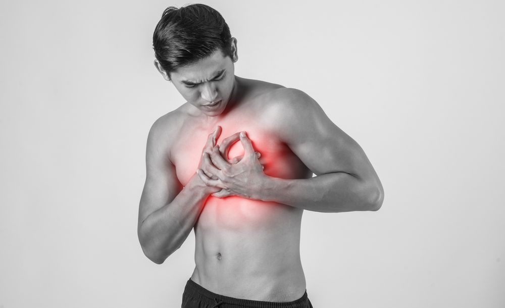 Боль в грудной клетке посередине: возможные причины, лечение