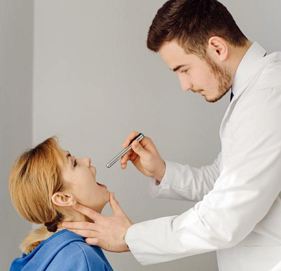 Что ЛОР делает на приёме?